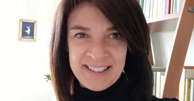 Alessandra Santona, psicoterapeuta familiar: «Comer bien y hacer ejercicio cuenta, pero las relaciones son uno de los factores más poderosos de bienestar mental y físico, tanto que la exclusión social activa en el cerebro las mismas áreas del dolor físico»