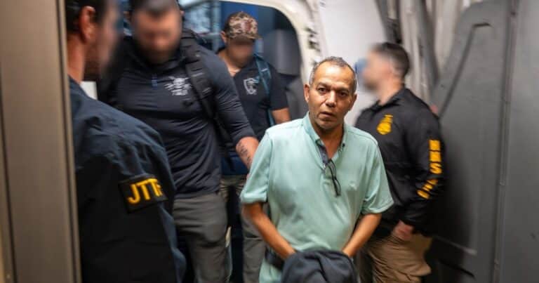El FBI arrestó a un prófugo acusado de un fraude de 547 millones de dólares al sistema de salud de EE.UU.