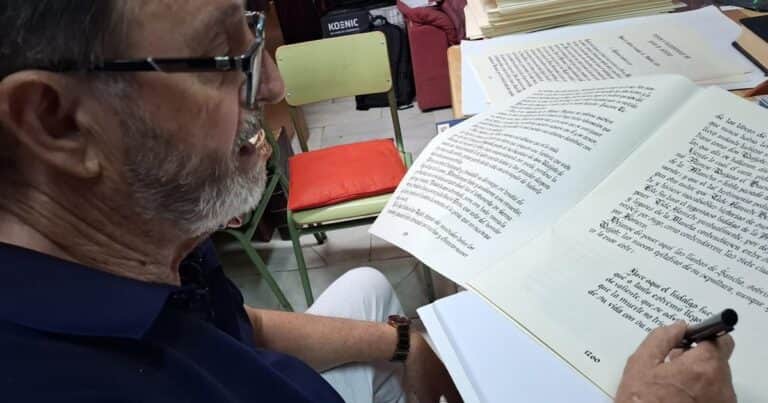 Copió el Quijote a mano durante casi siete años y creó un libro único de 20 kilos