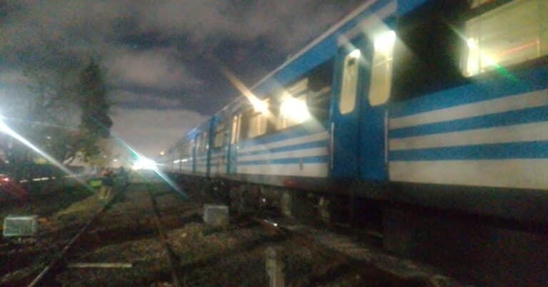 Un hombre murió arrollado por el tren Sarmiento, fueron a su casa y encontraron a su pareja muerta a golpes
