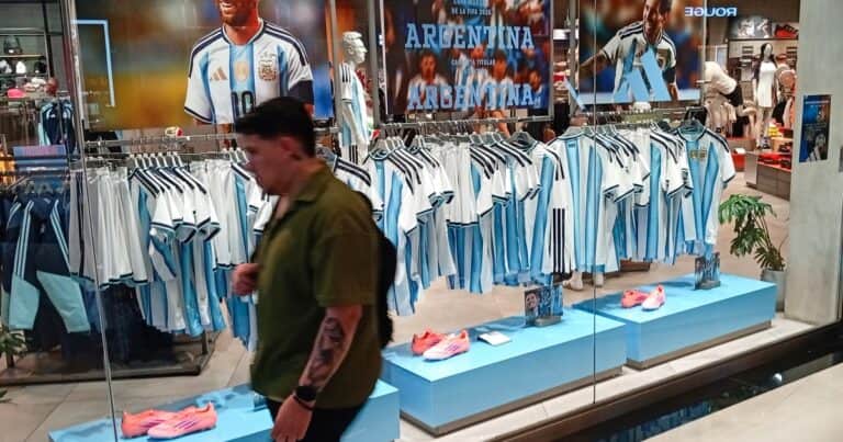 Todos quieren tener la camiseta de Messi: boom de ventas en la Argentina y el exterior, poco stock y remeras truchas en la calle