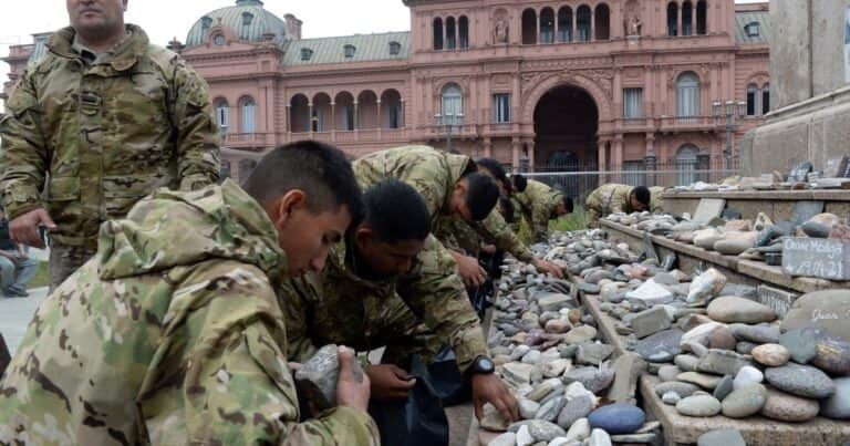 Retiraron las piedras del memorial a las víctimas del Covid en Plaza de Mayo por el «operativo retorno» de la Selección tras el Mundial