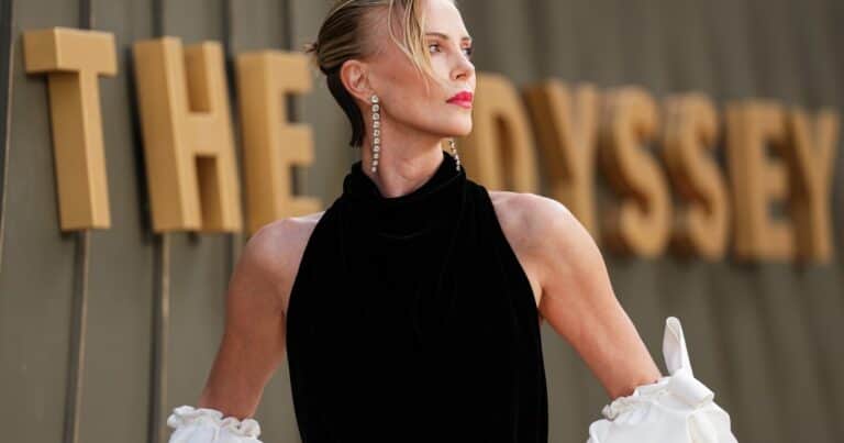 A los 50 años Charlize Theron sorprendió a todos con una selfie muy sensual