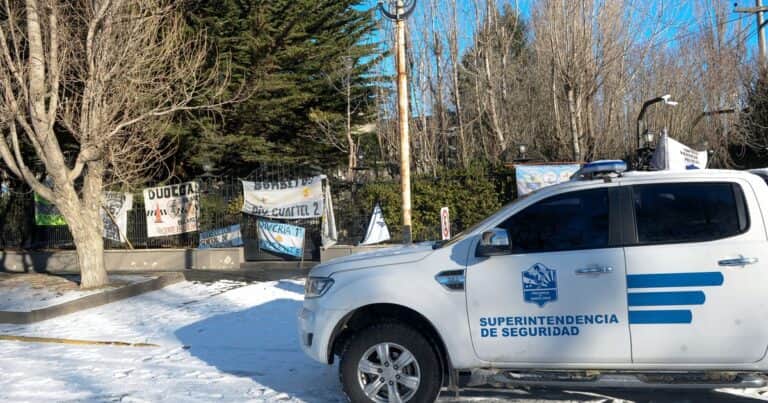 Se agrava el conflicto policial en Santa Cruz: más de 45 días acampe frente a la Gobernación con temperaturas de 20 grados bajo cero