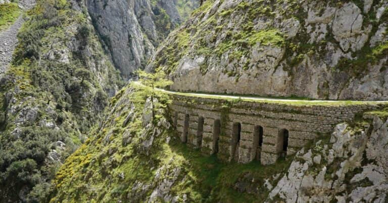Ni el Caminito del Rey ni el Camino de Santiago: la ruta más espectacular de España atraviesa los Picos de Europa entre acantilados de 400 metros