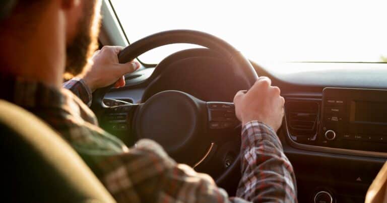 Despidieron a un empleado por usar el auto de la empresa el fin de semana y ahora deberán pagarle 77.000 euros