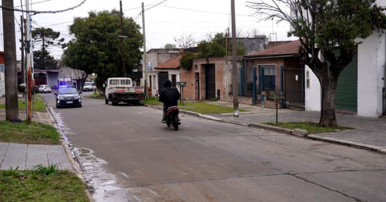 «Ya es normal escuchar tiros»: miedo en el barrio del policía asesinado por motochorros en Loma Hermosa