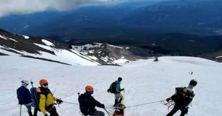 Rescatan con vida a una joven de 31 años que cayó a 457 metros de altura mientras escalaba el monte Shasta: «De buen ánimo y consciente»