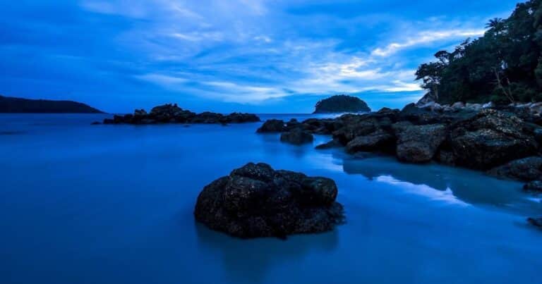 Creemos que el cielo es azul por el aire, pero la física muestra una explicación mucho más rara