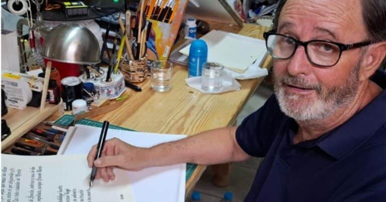 Un profesor de dibujo tardó más de seis años para copiar todo el “Quijote” con caligrafía gótica