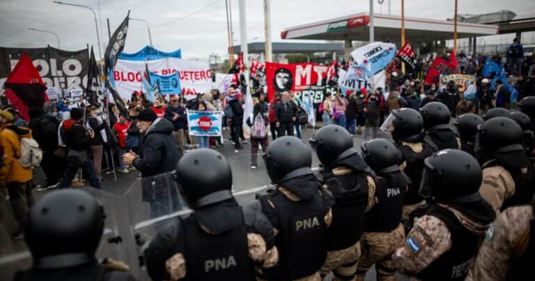 Protesta en Avellaneda: la Policía Federal busca despejar un piquete de agrupaciones sociales en el Puente Pueyrredón