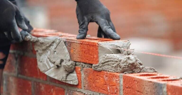 Un albañil latino en España: «En la construcción gano unos 1.980 euros al mes, en mi país no llegaría a los 400»