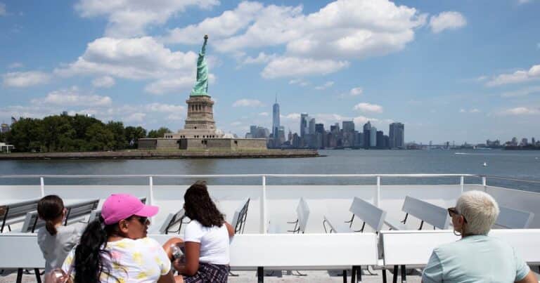 Tragedia en Nueva York: mueren una mujer y una beba al volcar una lancha cerca la Estatua de la Libertad