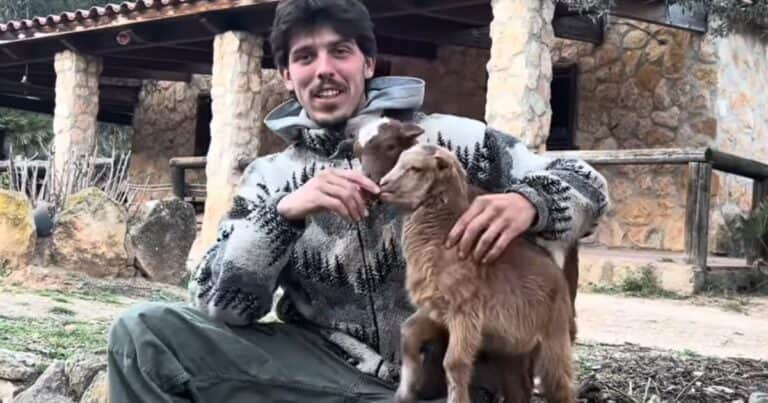 Iker, joven autosuficiente de 22 años: «Si lo hace una persona, lo puedes hacer tú también. Solo nos falta querer hacerlo»