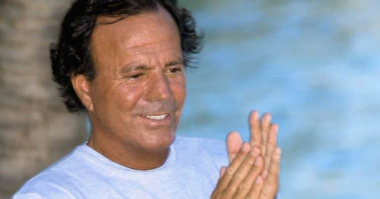 Julio Iglesias, sobre el amor: «El amor es como el vino; beber poco está bien, pero vaciar la botella da dolor de cabeza»