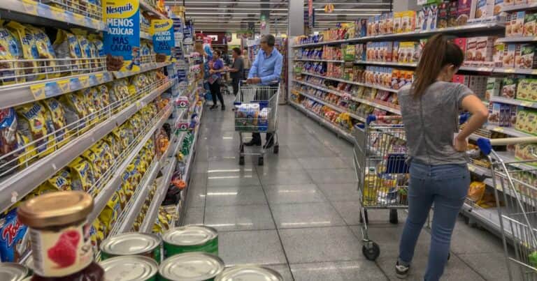Canasta básica: el INDEC dice que una familia necesitó 1.564.716 pesos en julio para no ser considerada pobre