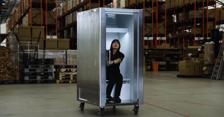 En plena ola de calor, una empresa japonesa inventó una ‘heladera para humanos’: cuesta 9.500 dólares y mide más de dos metros