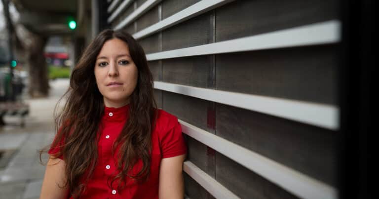 Laura C. Vela, autora de ‘Seismil’: «Escribo este libro para encontrar mi voz»