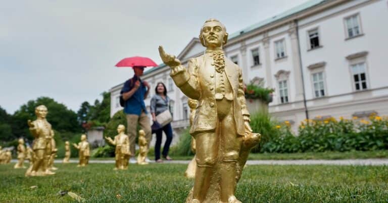 Se robaron más de 200 mini estatuas de Mozart y su perro que formaban parte de una instalación en Salzburgo por el 270° aniversario del nacimiento del compositor