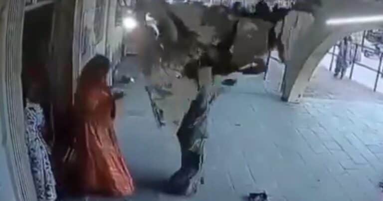 Una mujer salía del hospital tras ser dada de alta y un techo le cayó sobre la cabeza