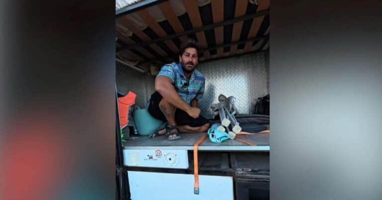 José Antonio, funcionario: “No pago hipoteca, agua ni luz: vivo en un camión de 12 m² con garaje para una moto”