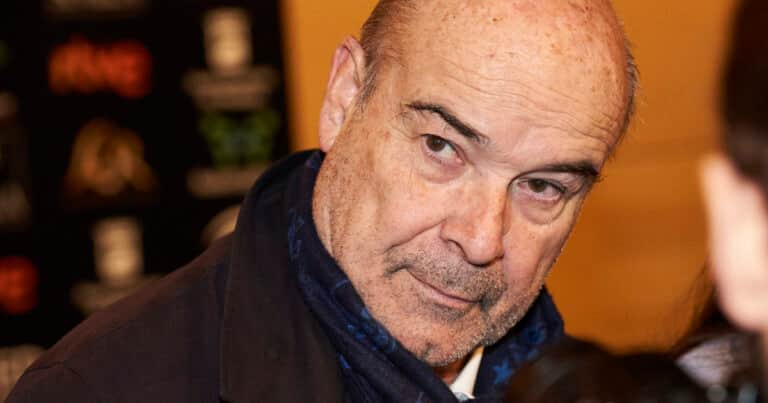 Antonio Resines, actor, 72 años: «Empecé la carrera después de un año de preuniversitario, en 1970. En el colegio me decían que estudiara Derecho porque mi padre era abogado o periodismo por la revista Aula, donde trabajé. Pero a mí me enganchó el cine desde joven»