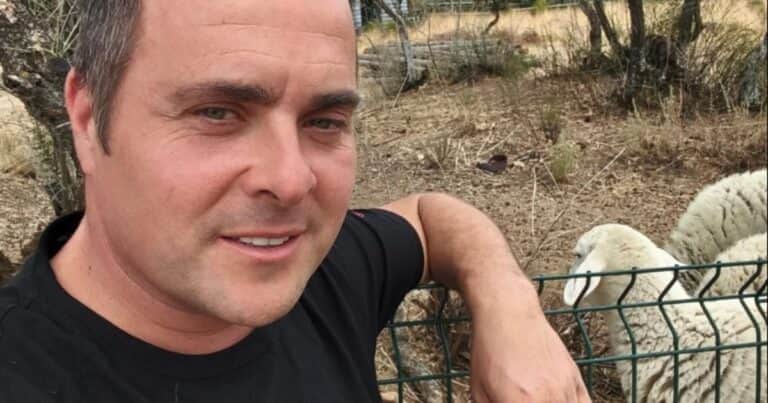 Juan Pablo vive en un autobus: «Compré el colectivo por 1.200 euros y lo convertí en mi casa, estacionado en lo alto de una montaña en Madrid, y no necesito pagar facturas de luz ni de agua»