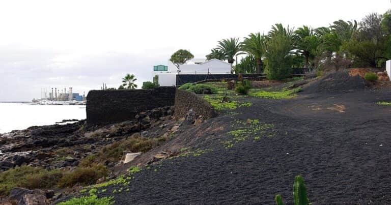 Un terreno de 40.000 metros cuadrados, 10 bungalós y un helipuerto: así es La Mareta, el palacio oficial español ubicado en una isla del Atlántico