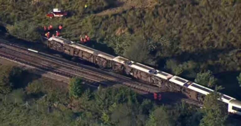 Descarriló un tren en el sur de Inglaterra: tres vagones volcados y decenas de pasajeros atrapados