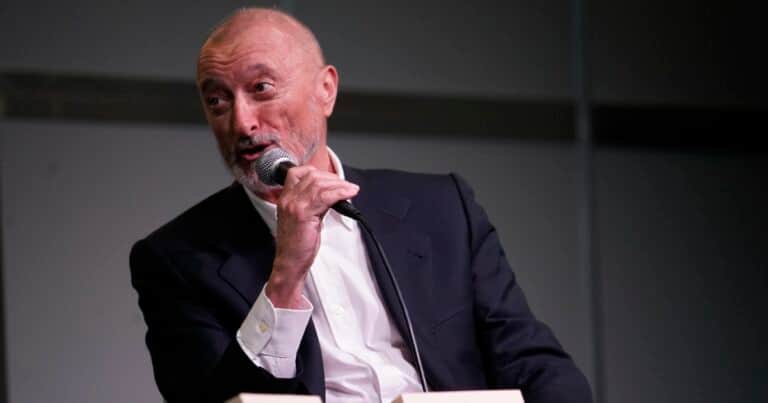 Arturo Pérez-Reverte, 74 años: «Con el tiempo los recuerdos se vuelven racimos de cerezas, donde unas tiran de otras»
