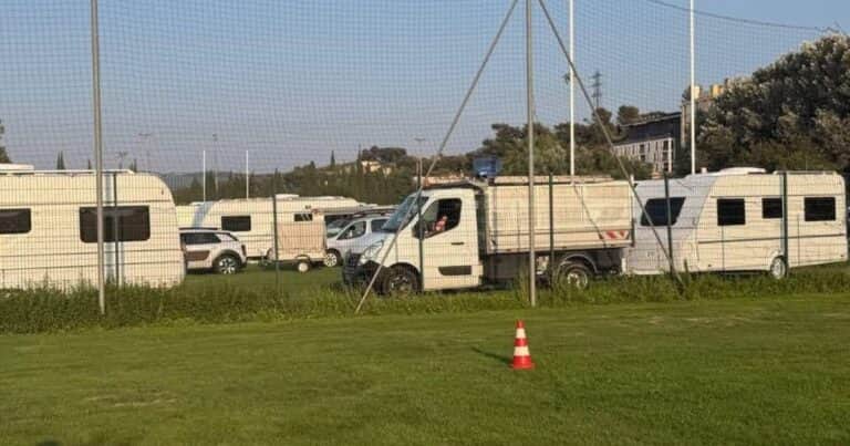 Un club de rugby denuncia que autocaravanas ocupan sus campos cada verano en Europa: “Solo falta enviarles una invitación para el camping”