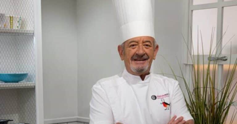 Karlos Arguiñano, chef español, 77 años, sobre su infancia: «Mi madre era impedida de las piernas de una polio, yo era el mayor de los cuatro hermanos y yo me acuerdo que llegaba de la escuela y le tenía que ayudar pues a pasar la salsa de tomate, a pelar las patatas limpiar los puerros y poner la mesa»