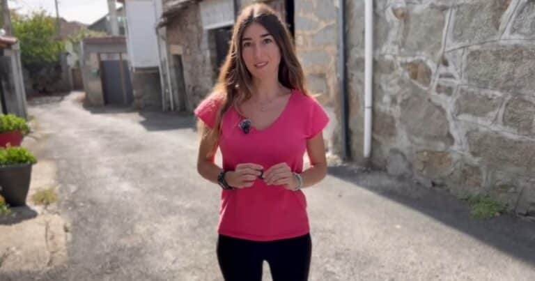 Carla, la joven que compró una casa en una aldea de Galicia por 12.000 euros: “Todo esto es historia”