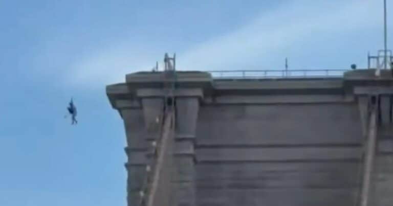 Un hombre se lanzó desnudo al río desde el puente de Brooklyn con una mochila como paracaídas: sobrevivió y quedó procesado