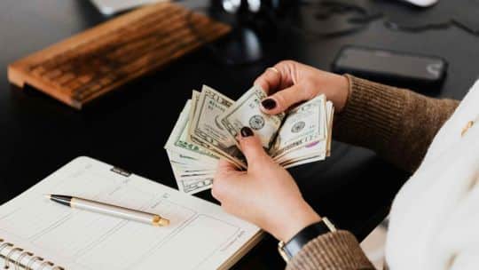 Las trampas del “dinero fácil”: qué hay detrás de las promesas de ingresos pasivos