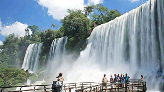 Misiones: Cataratas del Iguazú recibió al turista un millón "en un contexto nacional complejo"
