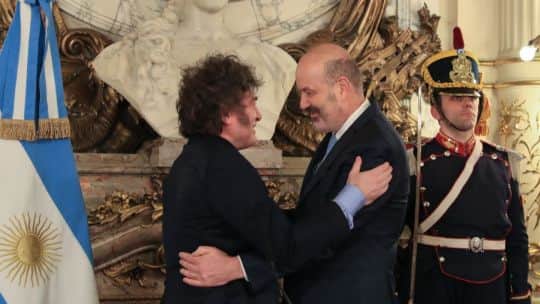 Sturzenegger defendió en medios los logros de LLA y Milei lo elogió insultando a periodistas