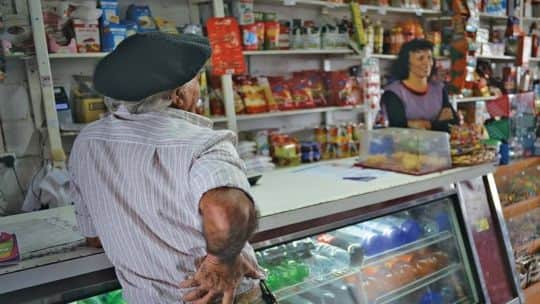 Morosidad de los hogares: uno de cada cuatro se endeuda para llegar a fin de mes y crece el fiado