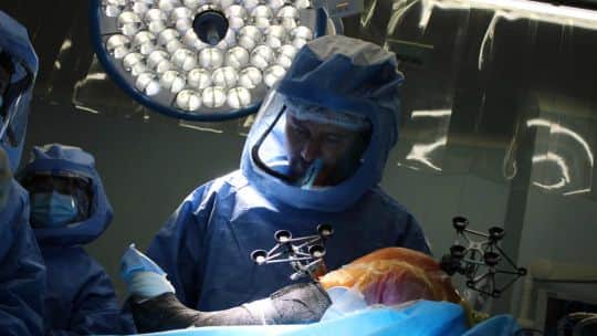La paradoja de la salud privada: crisis en clínicas y robots en quirófanos