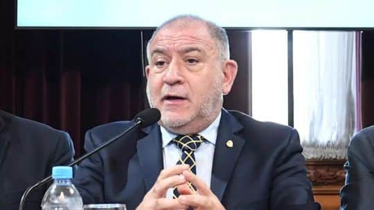 Juez a Llaryora: “No te confundas, yo quiero el sillón en el que estás sentado vos”