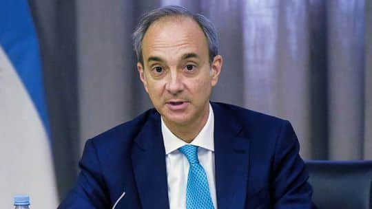 Pruebas PISA: Torrendell también culpa a los gobiernos anteriores, y dice que las políticas actuales "ya están impactando"