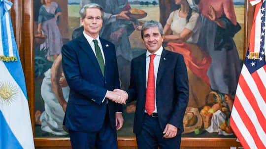 Tras elogiarlo públicamente, Bessent se reunió con Caputo para profundizar la alianza bilateral