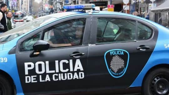 No le quisieron cargar gas, discutió con el playero y apuñaló a dos cliente en una estación de servicio en Recoleta