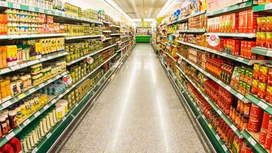 Las ventas en mayoristas y supermercados volvieron a caer en julio, según el INDEC