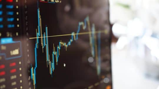 Mercados: el dólar se mantiene estable, mientras que el riesgo país cotiza por debajo de los 500 puntos básicos
