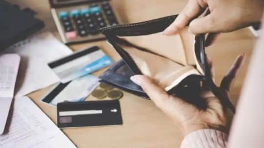 Financial Times alertó por la morosidad récord en Argentina: 5,8 millones de personas luchan para pagar sus deudas