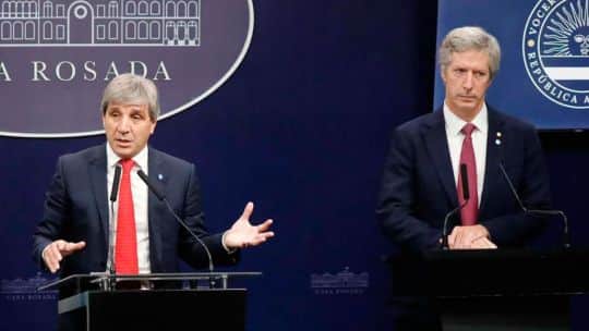 Caputo refuerza el poder de fuego del BCRA con un canje de US$ 2.000 millones para contener al dólar