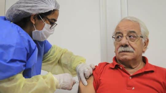 Vacunación antigripal en PAMI: cómo aplicarse la dosis gratis y sin turno en la red de farmacias