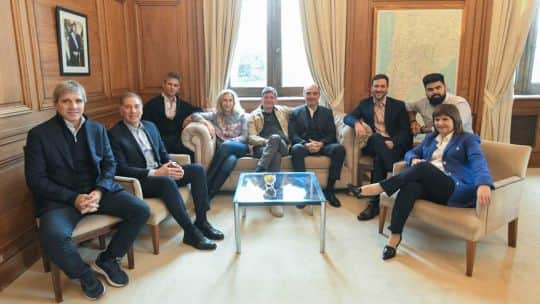 El Gobierno reunió a la mesa política y busca ordenar la agenda legislativa tras los cruces internos