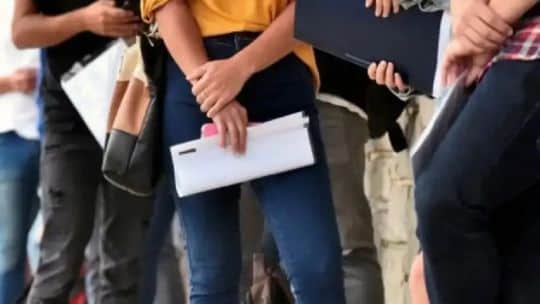 Endeudados y desocupados por encima del promedio: la pobreza golpeó principalmente la juventud